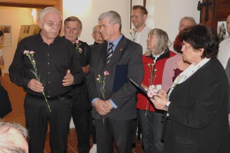 Župan Franc Čebulj je čestital organizatorjem za postavitev razstave generalu Maistru v Cerkljah